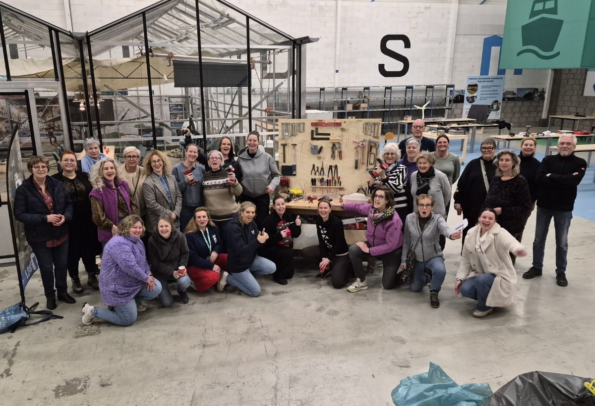 Groepsfoto klussende dames